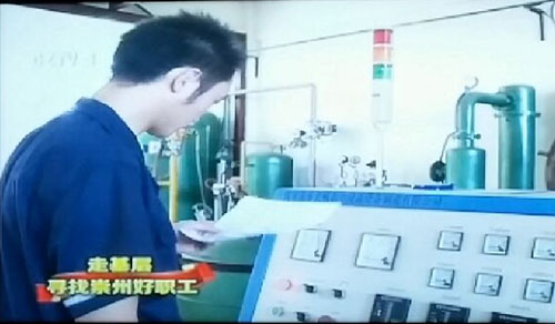 方軍榮獲“好職工”稱號被采訪中