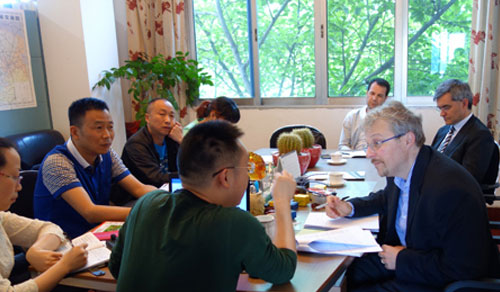 恒達電子和國外客戶洽談中